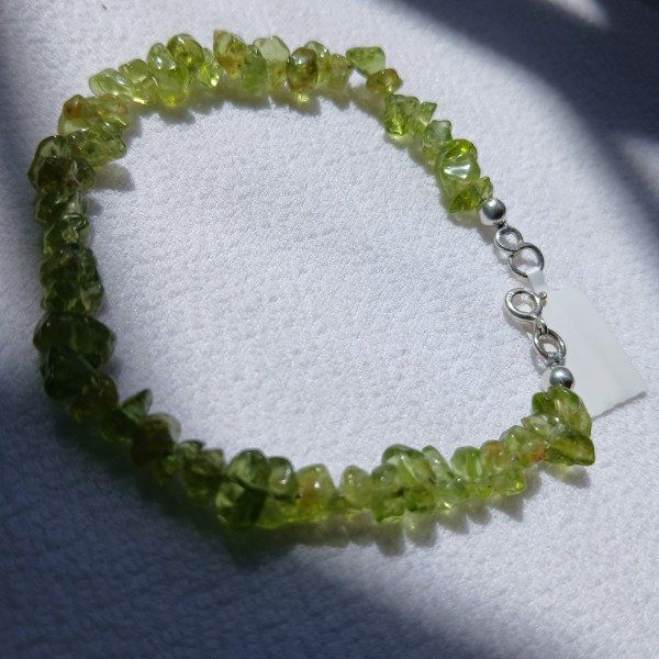Producto - Pulsera artesanal con escallas de peridoto natural de 19cm