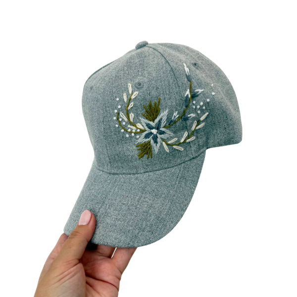Producto - Gorra gris bordada a mano
