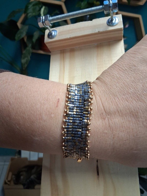 Producto - PULSERA EN TELAR CON FLECOS