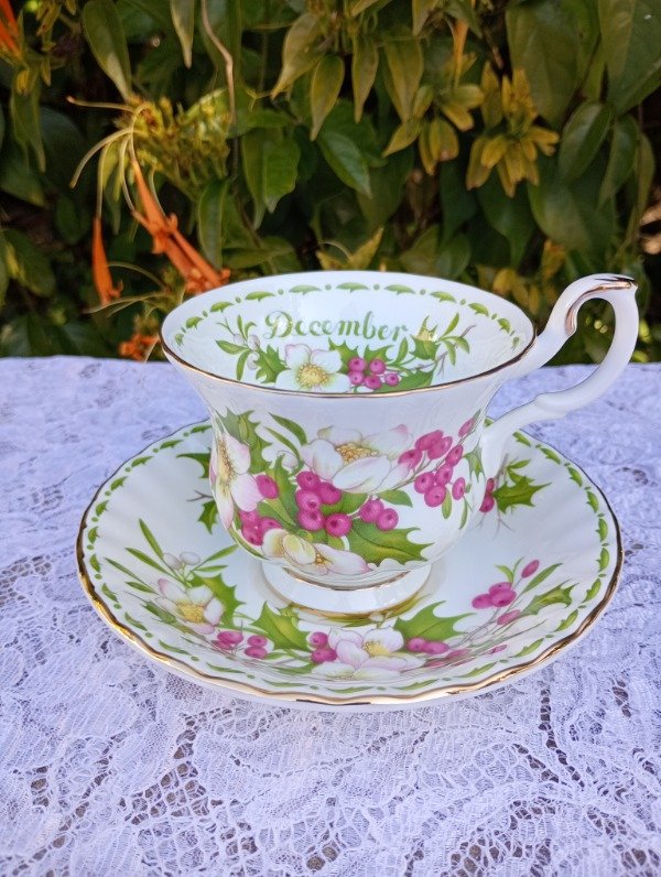 Producto - Duo de té de porcelana inglesa Royal Albert December