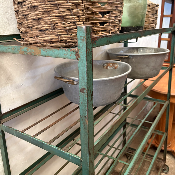 Producto - Estanteria de hierro con ruedas