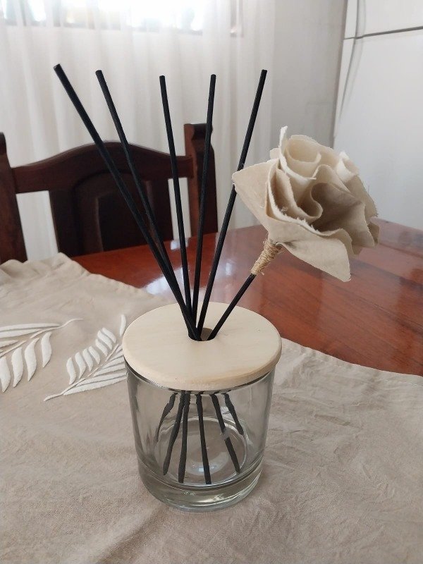 Producto - Copón difusor con tapa difusora, varillas y flor de tela (sin fragancia)