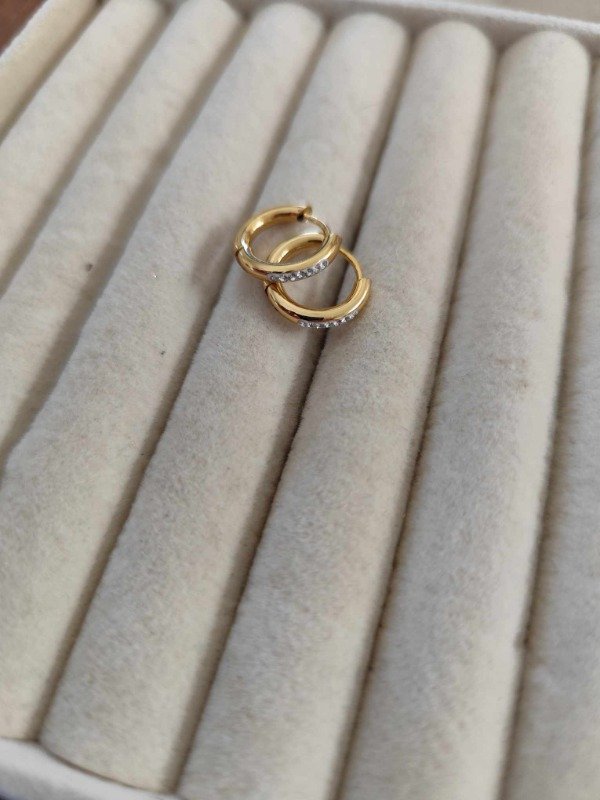 Producto - Aros argolla cierre click finos + strass. Acero dorado.