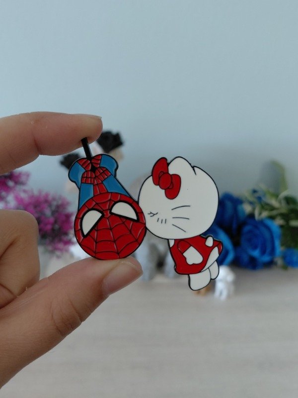 Producto - Pin metalizado - Kitty besando a Spiderman #0866