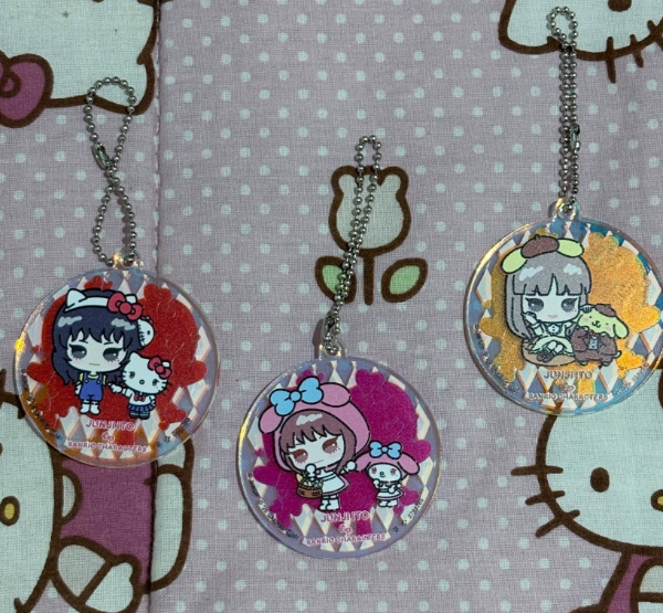Producto - Llaveros holograficos Junji ito x Sanrio