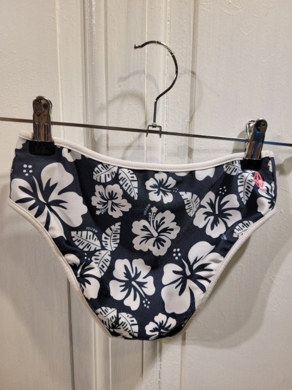 Producto - Bombacha VOLCOM de bikini negra con flores blancas Talle 10/12 años - PRECIO: 6X