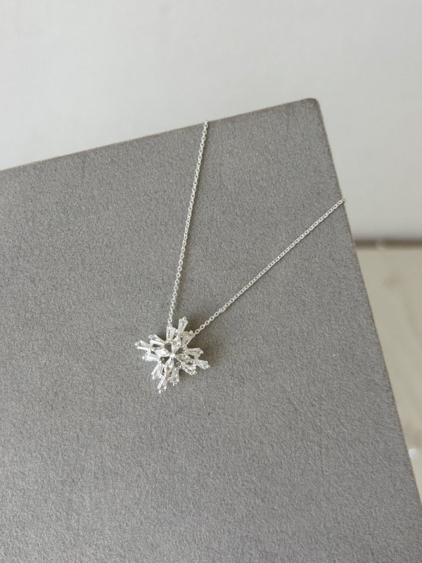 Producto - Collar con Flor Pasante de Cristales Acero Blanco