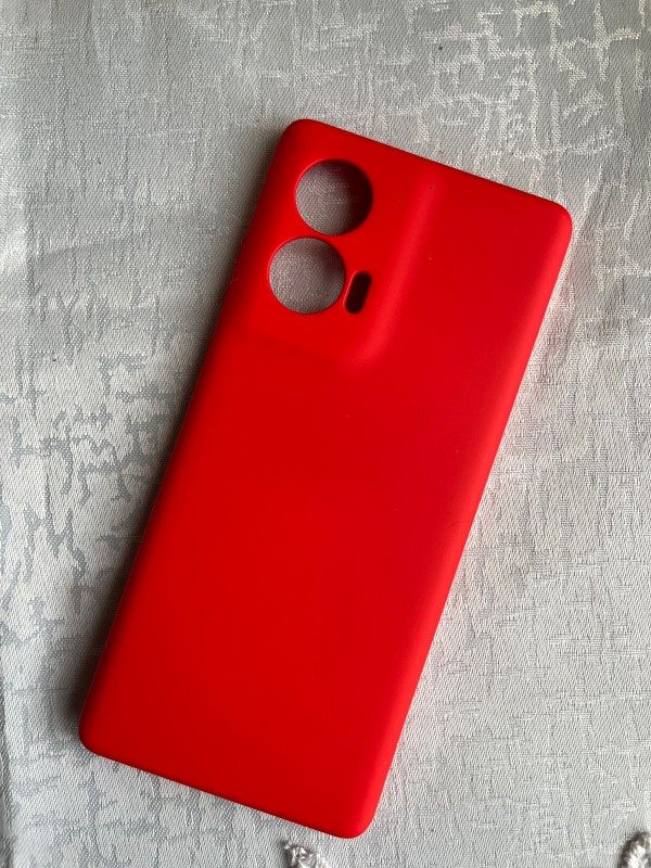 Producto - Edge 50 fusion silicona con felpa rojo