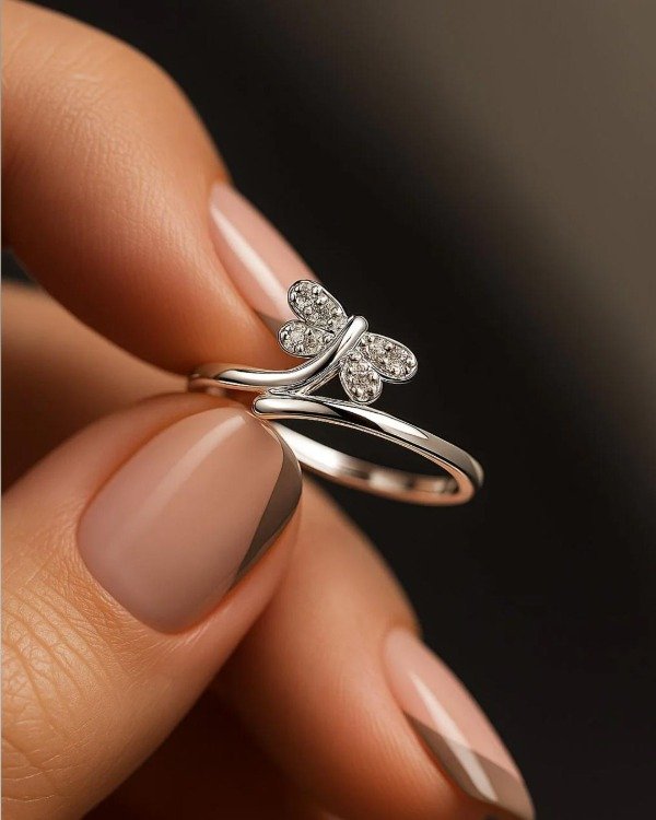 Producto - Anillo de Plata Rodinada con Mariposa de microcubics - Ajustable