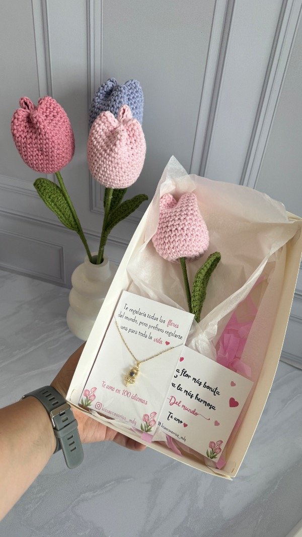 Producto - Box flor eterna de tulipán y collar te amo en 100 idiomas