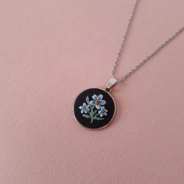 Producto - Medalla bordada Flores Celestes - 0