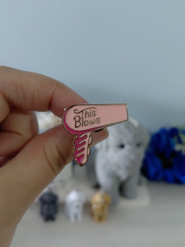 Producto - Pin metalizado - Secador "This Blows" #2563