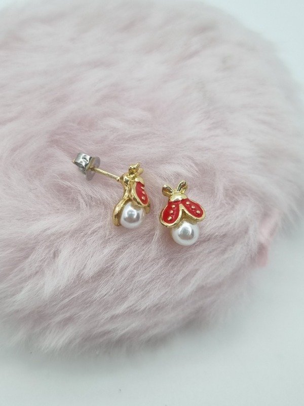 Producto - Aros acero dorado pasante mariquita esmaltada perla