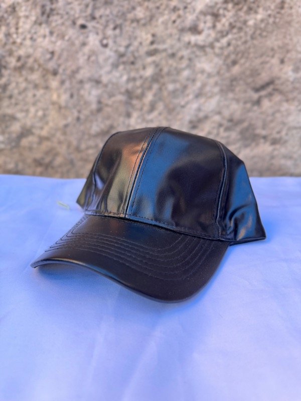 Producto - Gorra Negra Engomada