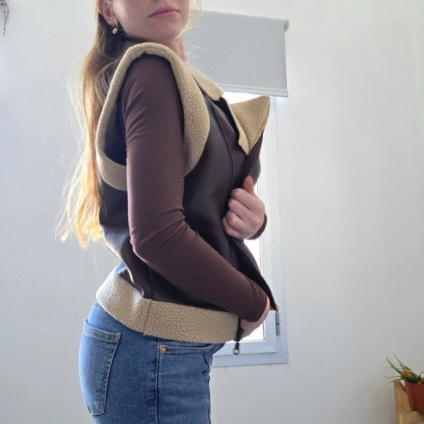 Producto - Chalequito peludo de cuero