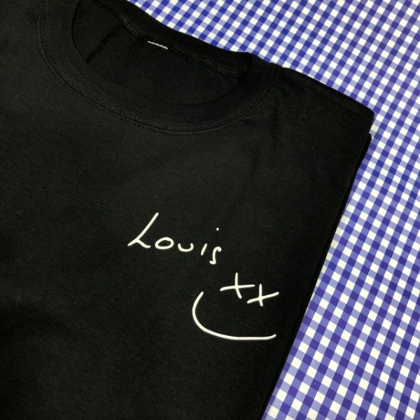 Remera Louis handwritting con pocket