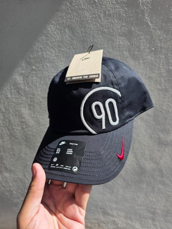 Producto - Nike Club T90 2026 Adjustable Inestructured Talle M/L Black - White