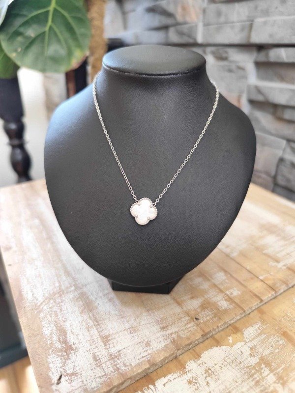 Producto - Collar trébol central blanco. Acero quirúrgico.