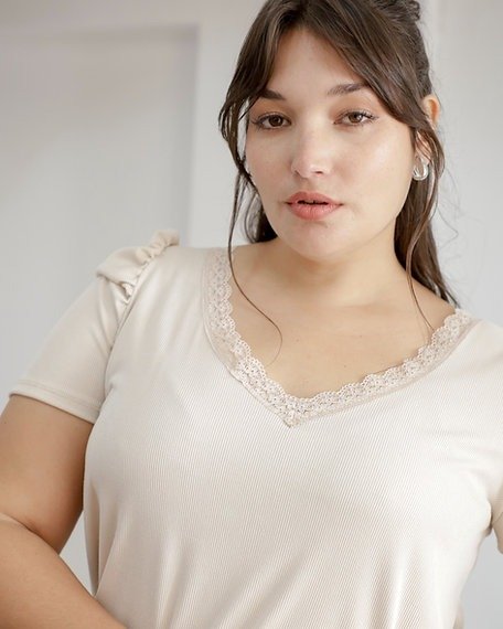 Producto - REMERA MORLEY CUELLO V ENCAJJE