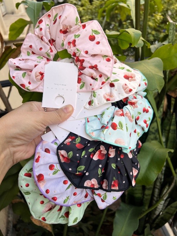 Producto - 12 colitas scrunchies cereza