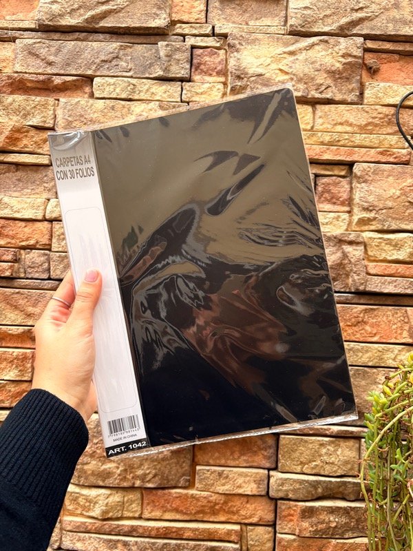 Producto - Carpeta a4 con 30 Folios. AVÍOS NEGRA