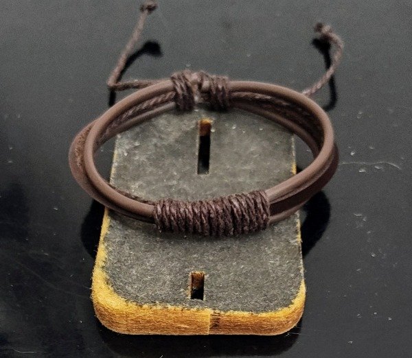 Producto - Pulseras Cuero Marrón tres tiras Diseño Regulable