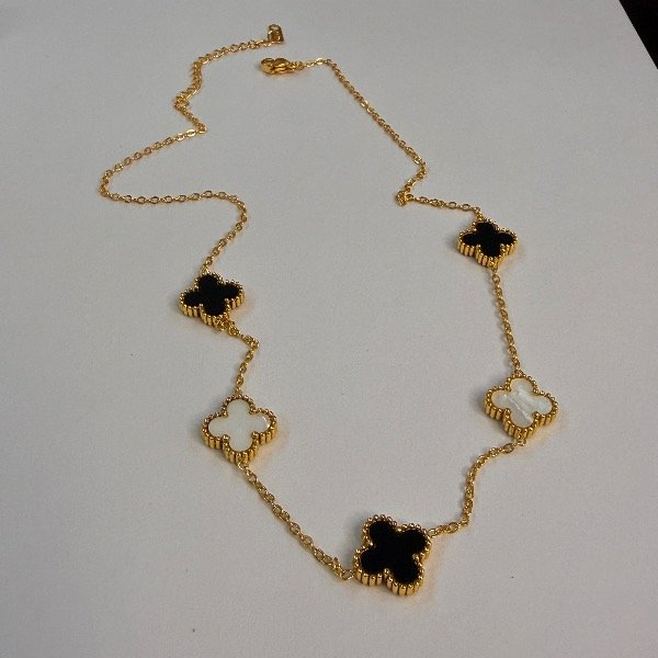 Producto - Collar acero dorado 5 tréboles blanco y negro