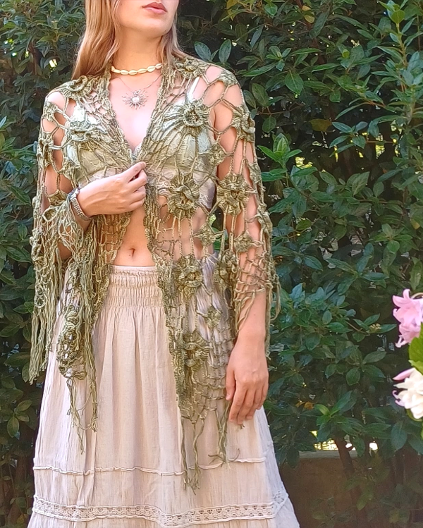 Producto - Triangle Shawl of Olive Green Shades -Chal Triangulo Tonos Verde Oliva Matizado.