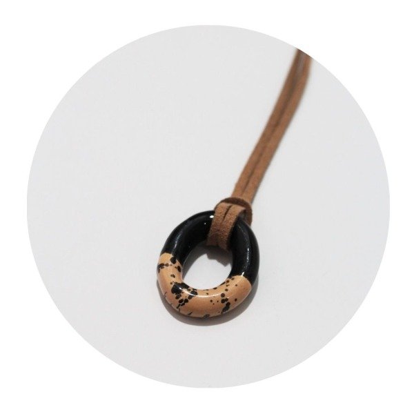 Producto - COLGANTE M CUERDA GAMUZADA (ORILLA/MAREJADA/JASPE TOSTADO/ROJO Y NEGRO)