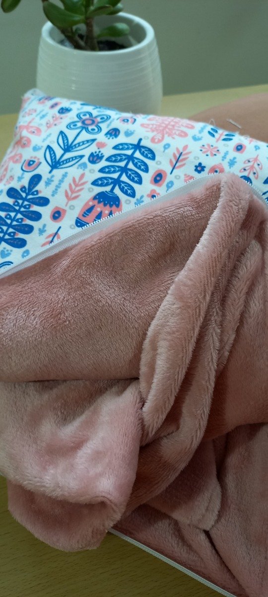 Producto - Almohadón con manta rosa viejo