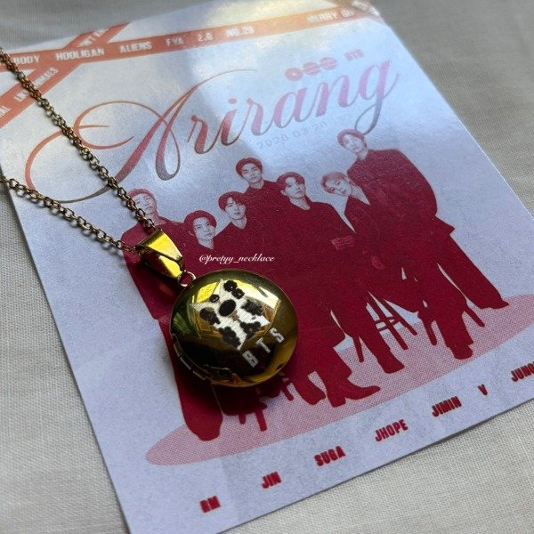 Producto - Relicario dorado de BTS 3