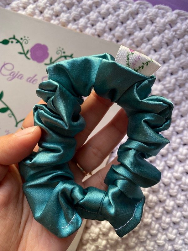 Producto - Scrunchie mini verde oscuro satén