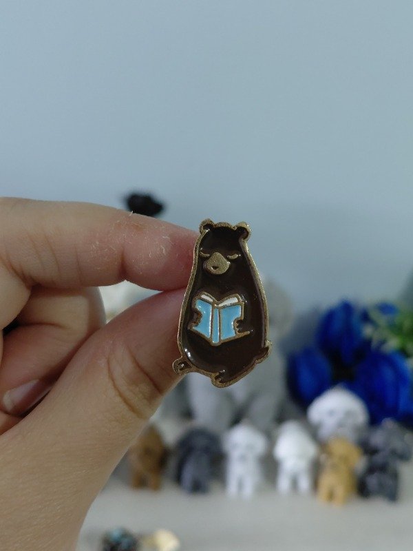 Producto - Pin metalizado ilustrado - Oso lector