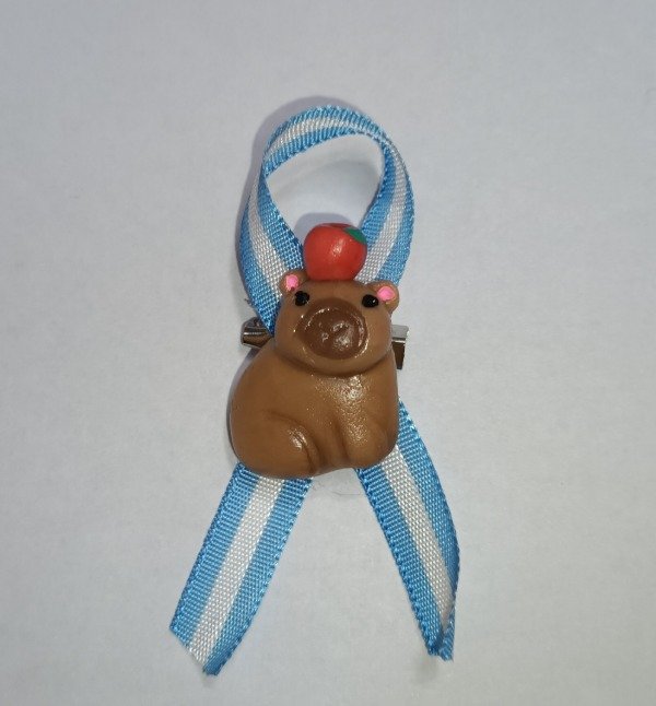 Producto - Escarapela CARPINCHO CAPIBARA MANZANA sentado