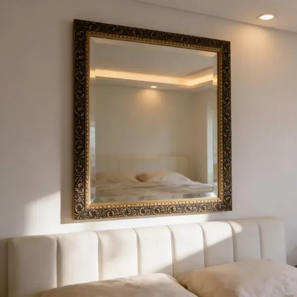 Producto - Espejo biselado vintage con marco dorado.