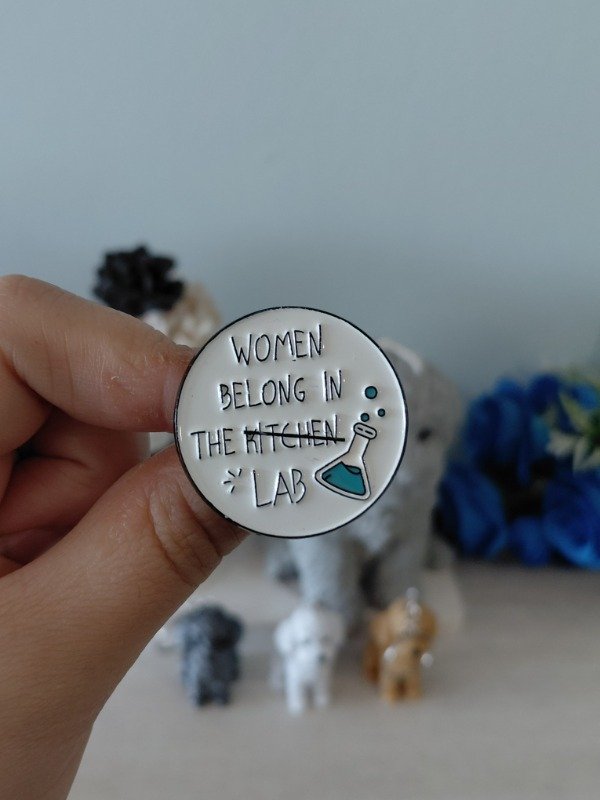 Producto - Pin metalizado - Women belong in the (kitchen) LAB #2347