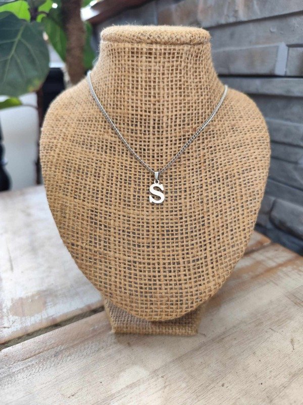 Producto - Collar inicial S. Acero quirúrgico.