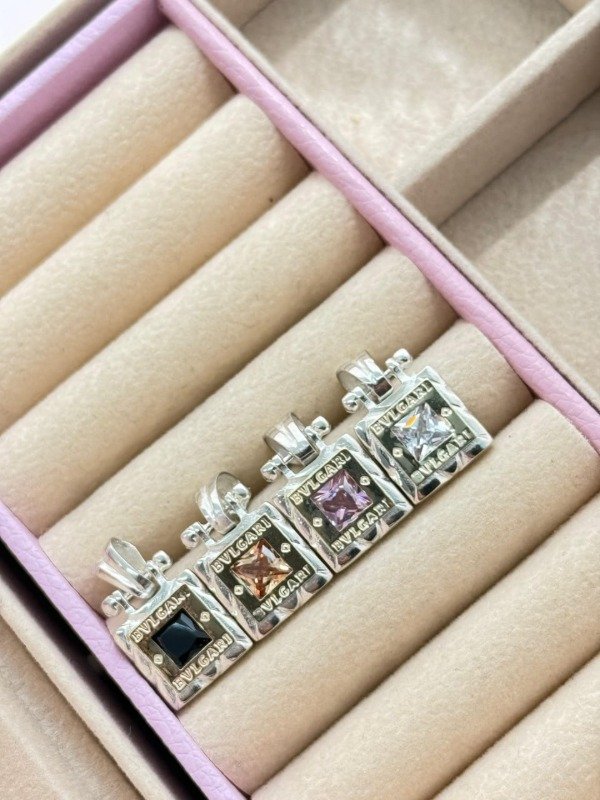 Producto - Dije cuadrado. Grande modelo Tiffany.