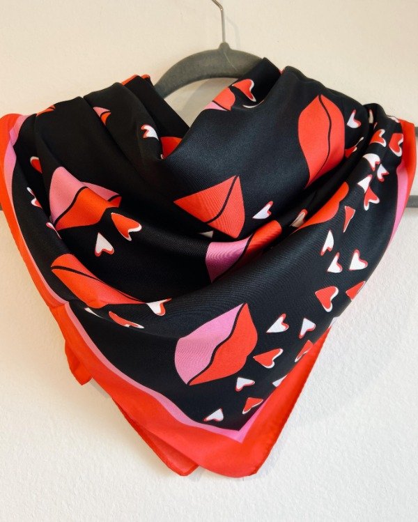 Producto - pañuelo kiss las oreiro 90x90cm