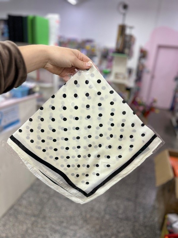 Producto - Pañuelo 70cm puntito