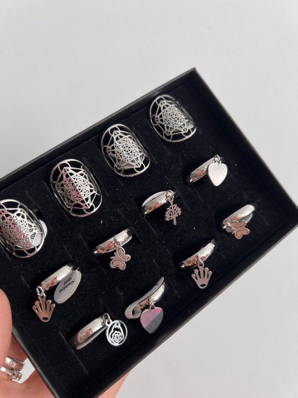 Producto - Caja de 12 anillos de acero metatron y con dijes