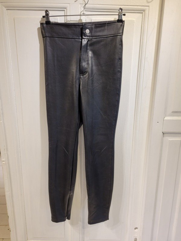 Producto - Pantalón ZARA ecocuero negro Talle 28 - PRECIO: 52X