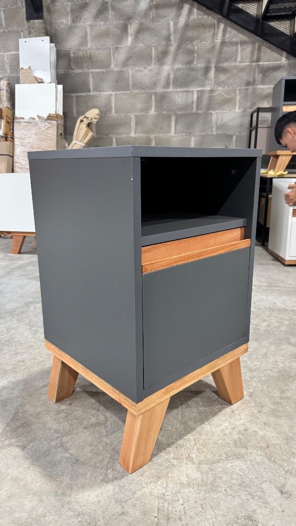 Producto - Mesa de luz gris