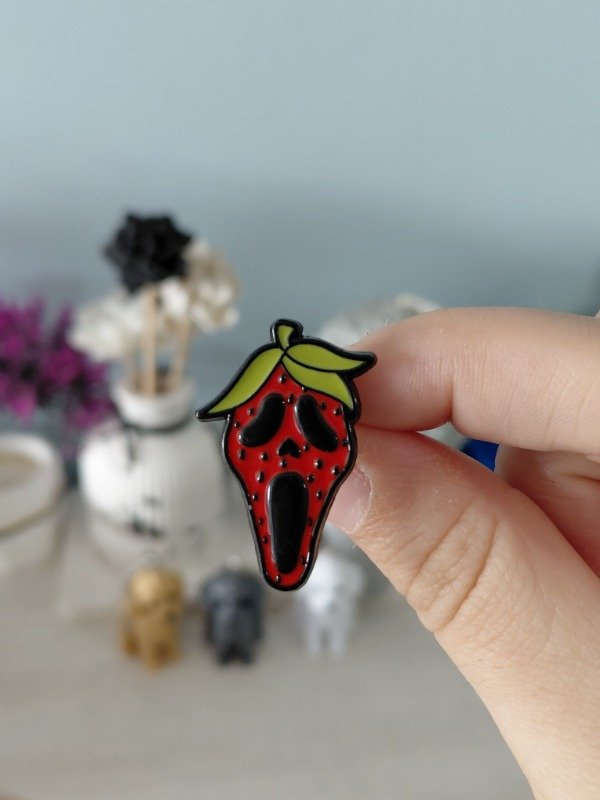Producto - Pin metalizado - Scream versión frutilla #2937