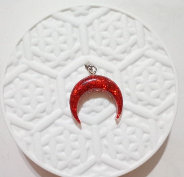 Producto - Dije resina luna roja invertida