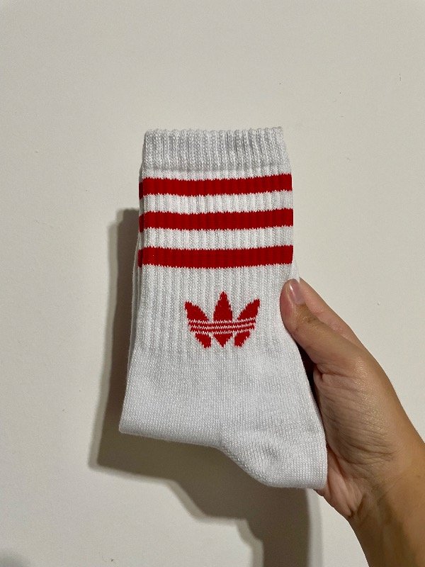 Tenis adulto Adidas lineas rojas