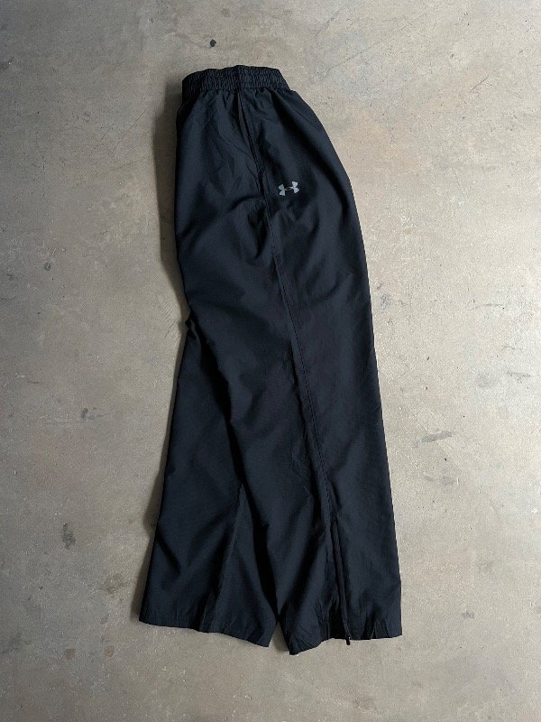 Producto - PANTALÓN ROMPEVIENTO UNDER ARMOUR FULL BLACK (XL)