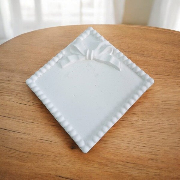 Producto - Bandeja cuadrada con moño yeso