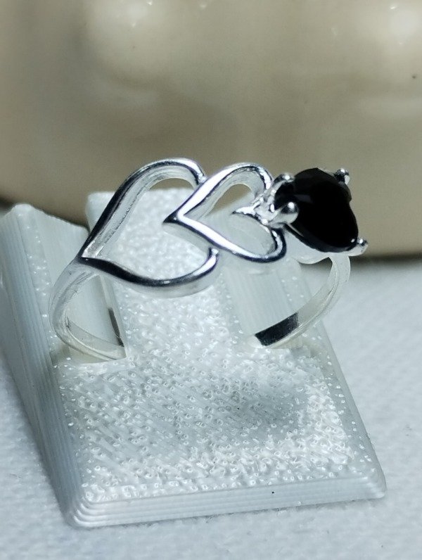 Producto - Anillo de plata corazones cubic negro