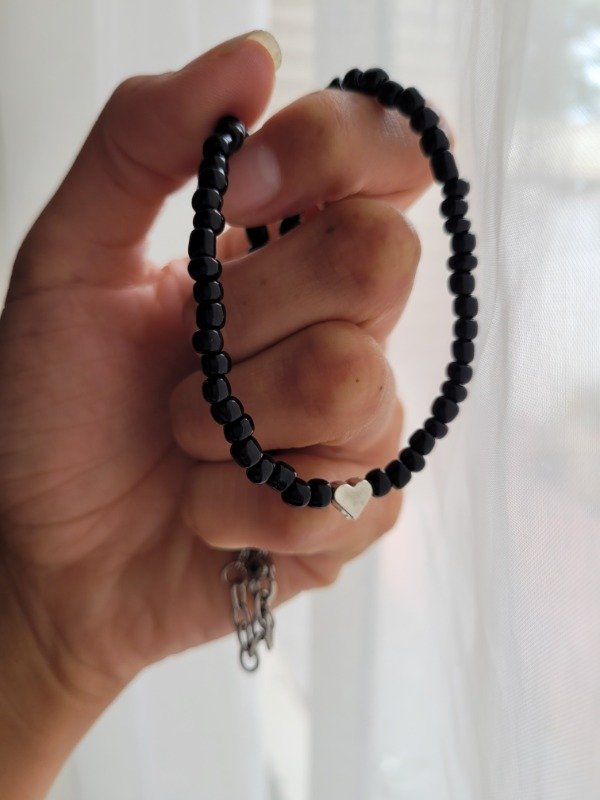Producto - Gargantilla mostacillones negro + corazón (de metal)